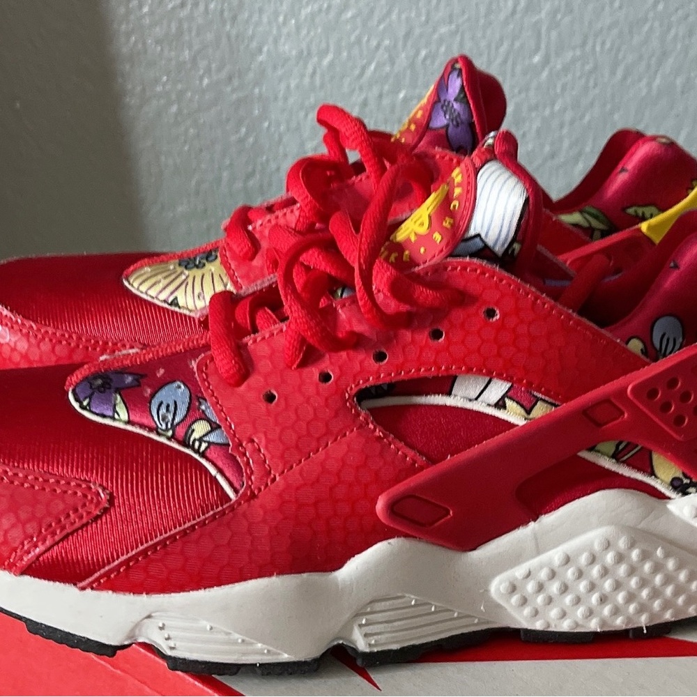 Nike Air Huarache Run Print Red Aloha Womens Size 7.